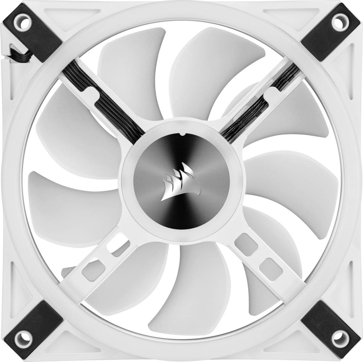 Biely počítačový ventilátor s čiernym logom v strede, šesťlistým rotorom a štvorcovým rámom s gumenými tlmičmi v rohoch.