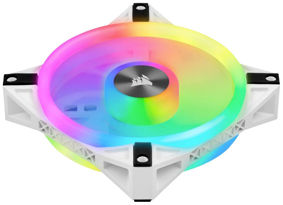 Počítačový ventilátor s RGB podsvietením zobrazuje spektrum farieb. Má kompaktný dizajn so štvorcovými rohmi.