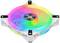 Počítačový ventilátor s RGB podsvietením zobrazuje spektrum farieb. Má kompaktný dizajn so štvorcovými rohmi.