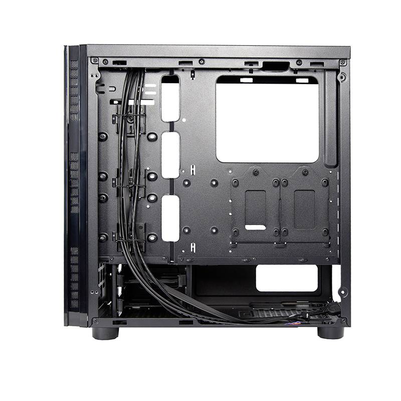 Čierna počítačová skrinka s otvoreným bočným krytom, zobrazujúca vnútornú štruktúru s riešeniami na vedenie káblov a priestorom pre komponenty.