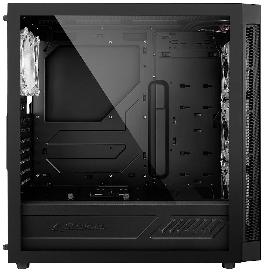 Čierna PC skrinka s priehľadným bočným panelom, zobrazujúca prázdny vnútorný priestor s miestom pre základnú dosku, mechaniky a ventilátory.