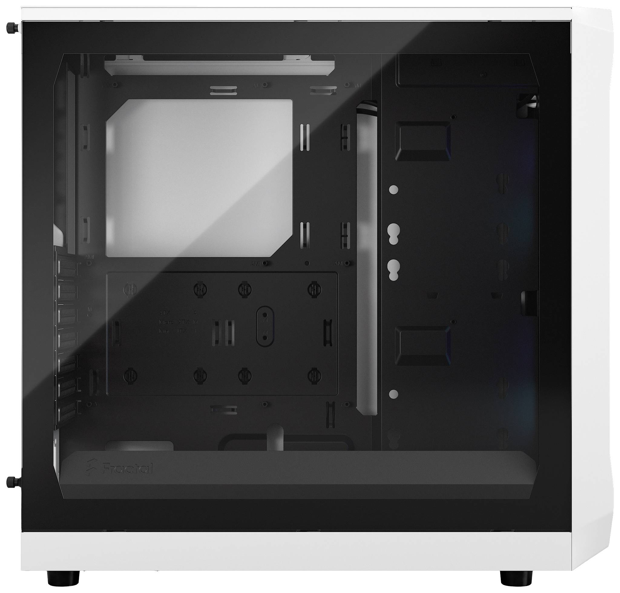 Prázdny počítačový box s priehľadným bočným oknom, vhodný pre zostavenie PC, ukazuje vnútorné usporiadanie a montážne body pre komponenty.