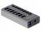 USB hub so siedmimi portami a vypínačmi, s USB 3.0 portom a DC vstupom, v striebornom obdĺžnikovom dizajne.