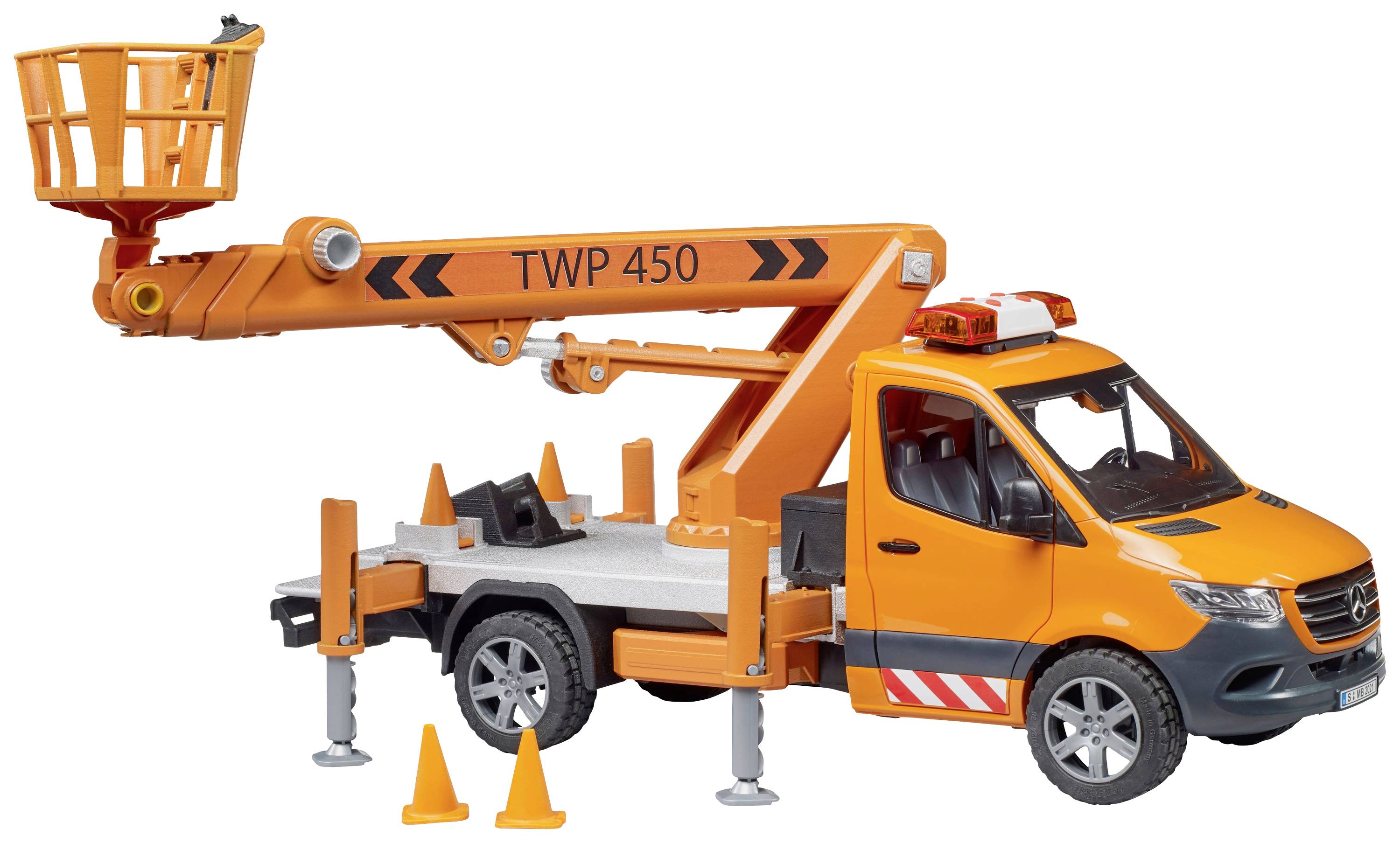 Oranžový vysokozdvižný vozík s plošinou, označený štítkom 'TWP 450', vybavený výstražnými kužeľmi, je pripravený na prácu alebo opravy.