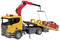 Žltý hračkársky odťahový voz zdvíha červené auto žeriavom. Žeriav je červený a odťahový voz má oranžové svetlá.