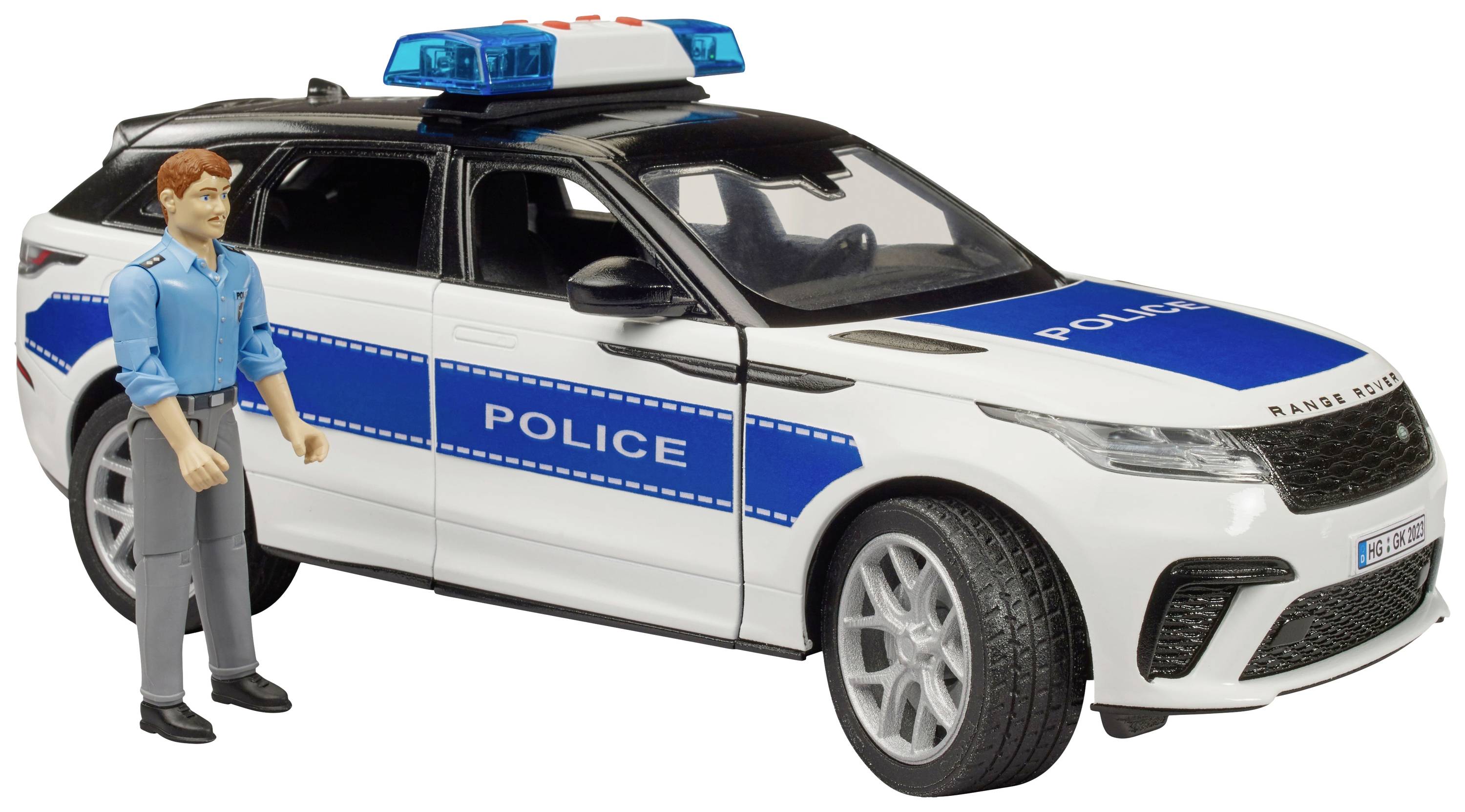 Hračkárske policajné auto s modrými pruhmi a figúrkou policajta vedľa neho.
