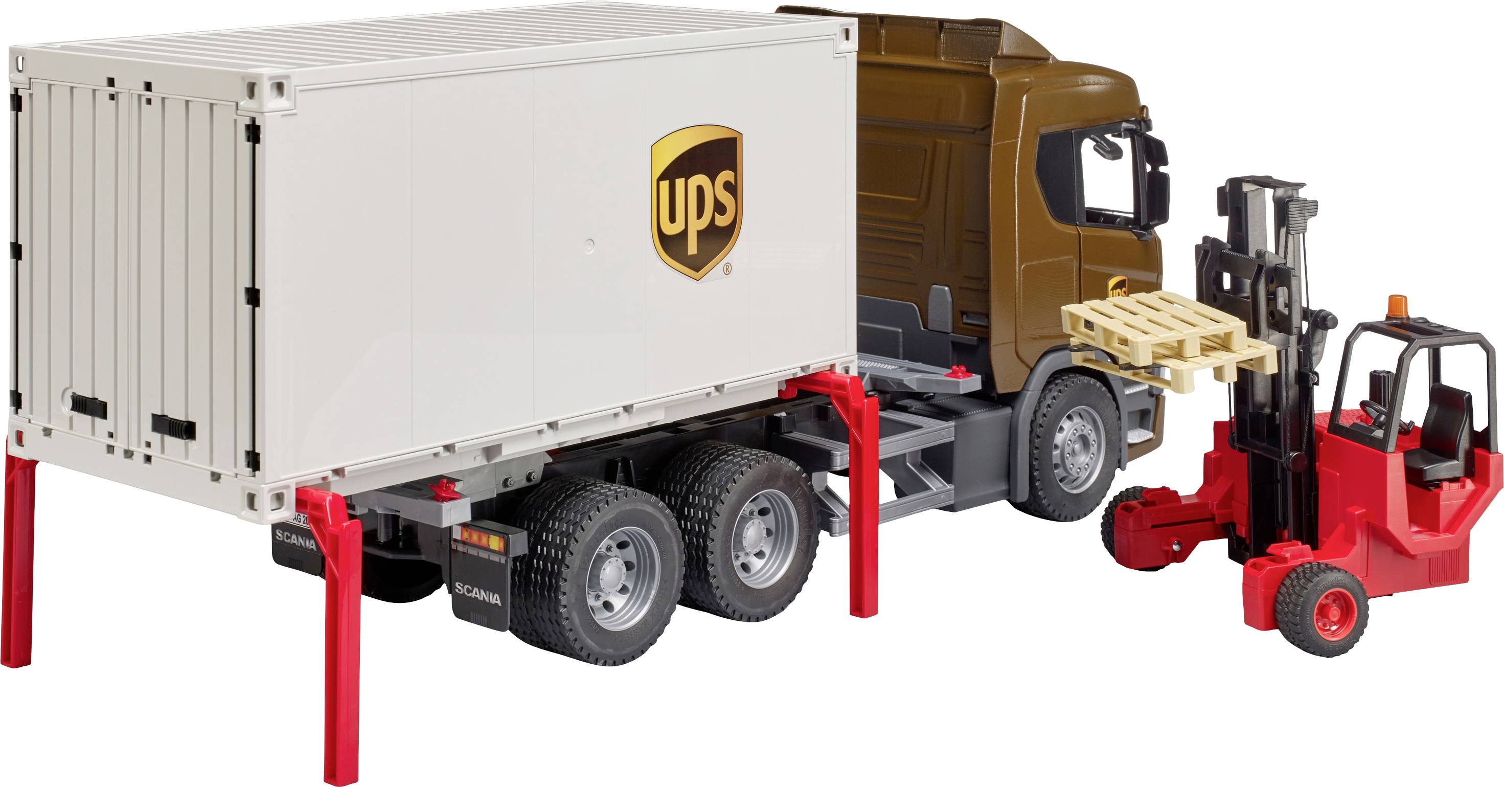 Hnedý nákladný automobil s kontajnerom s logom UPS je nakladaný červeným vysokozdvižným vozíkom.