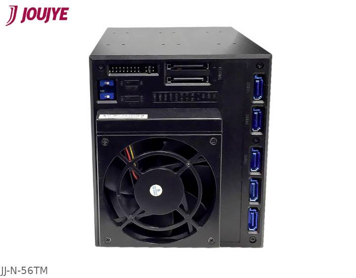 Čierny počítačový skelet v tvare kocky s viditelnými ventilátormi, USB portami a čítačkou kariet na zadnej strane.