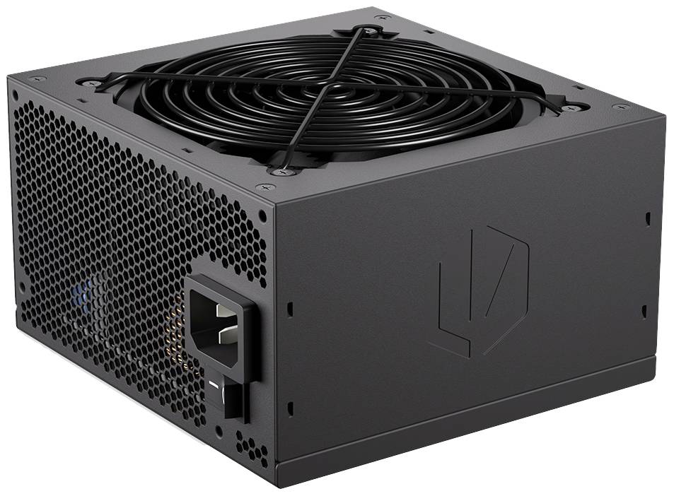 Napájací zdroj do počítača s ventilátorom a sieťovou prípojkou. Kryt je čierny a má logo.
