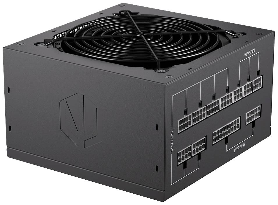 Čierny PC napájací zdroj s modulárnymi káblovými konektormi, označený nápismi 'Output' a 'Motherboard'. Ventilátor viditeľný zhora.