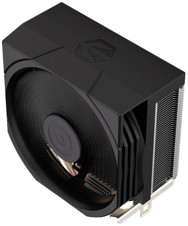 Kompaktný čierny chladič CPU s rebrovou štruktúrou, ideálny na chladenie počítačových procesorov. Veľké, výrazné obežné koleso ventilátora je viditeľné.
