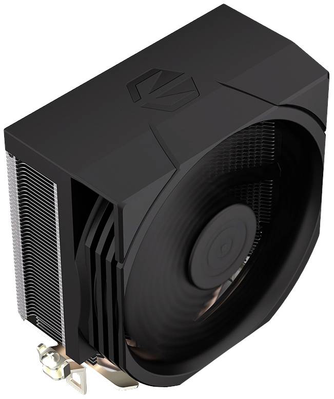 Čierny chladič CPU s integrovaným ventilátorom a kovovými chladiacimi rebrami, výrazný moderný dizajn, určený na reguláciu teploty počítača.