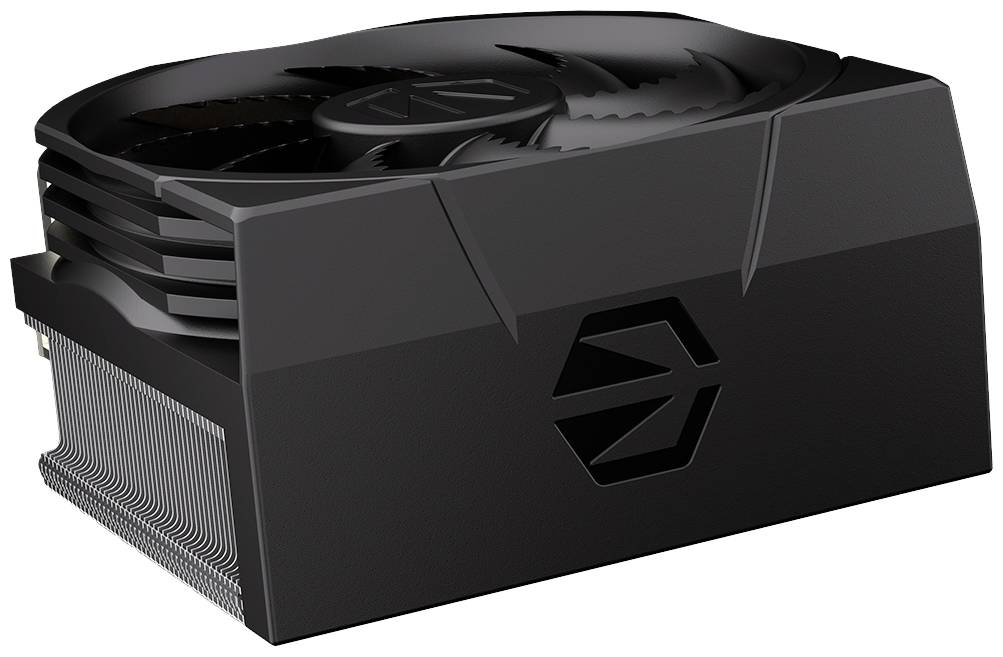 Veľký, čierny chladič procesora s ventilátorom a logom. Kovové chladiace rebrá viditeľné pod ním. Dizajn pre vysoký odvod tepla.