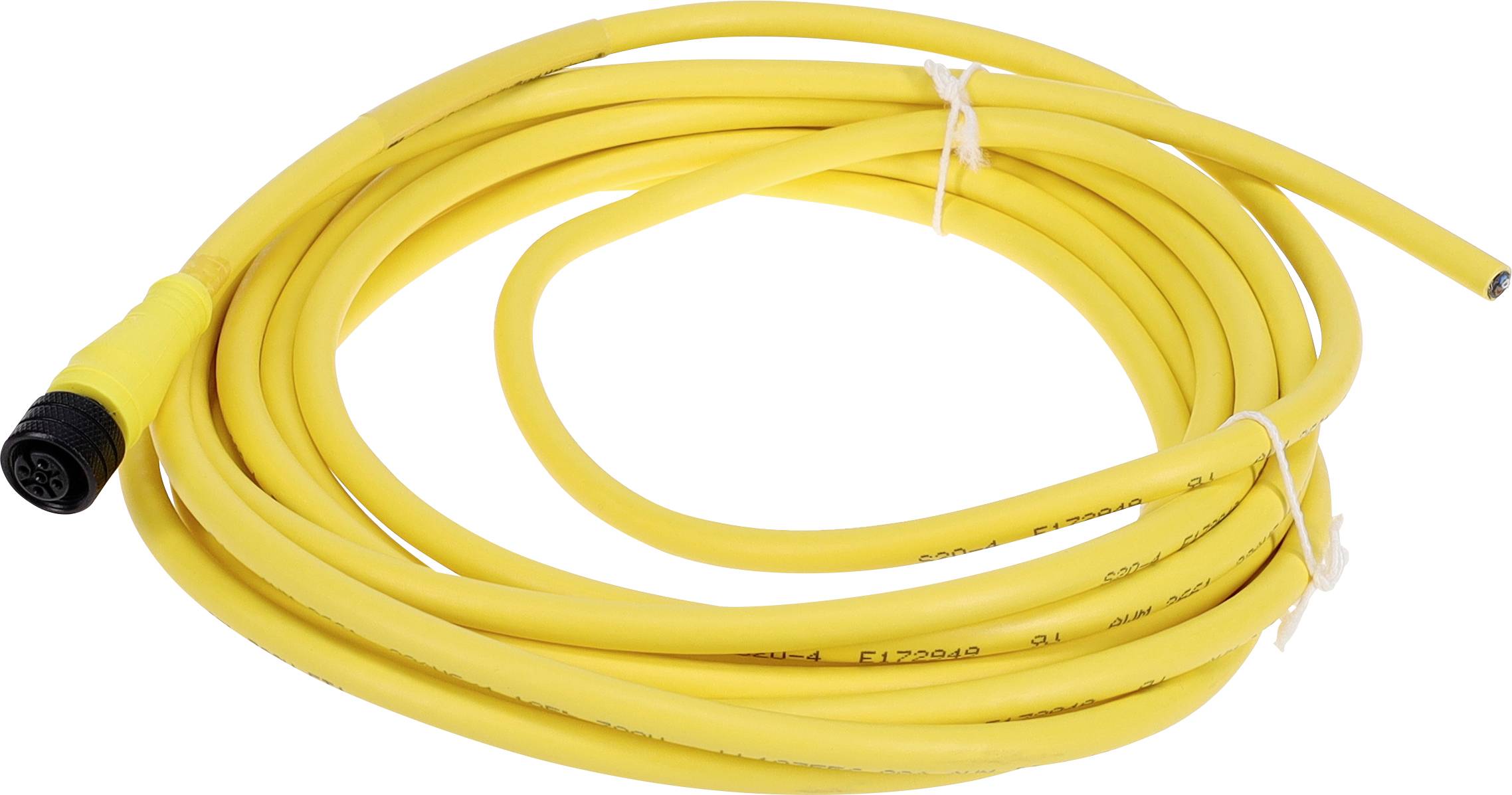 Stočený žltý elektrický kábel s čiernym konektorom na jednom konci, používaný na pripájanie elektronických zariadení.