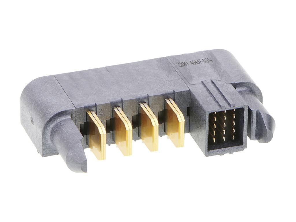 Čierny, obdĺžnikový elektrický konektor s niekoľkými zlatými kontaktmi a bočne umiestneným krytom konektora.