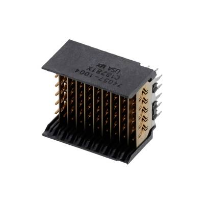 Elektronický konektorový spoj s viacerými medenými kolíkmi, vhodný na prepájanie elektronických obvodov, na bielom pozadí.