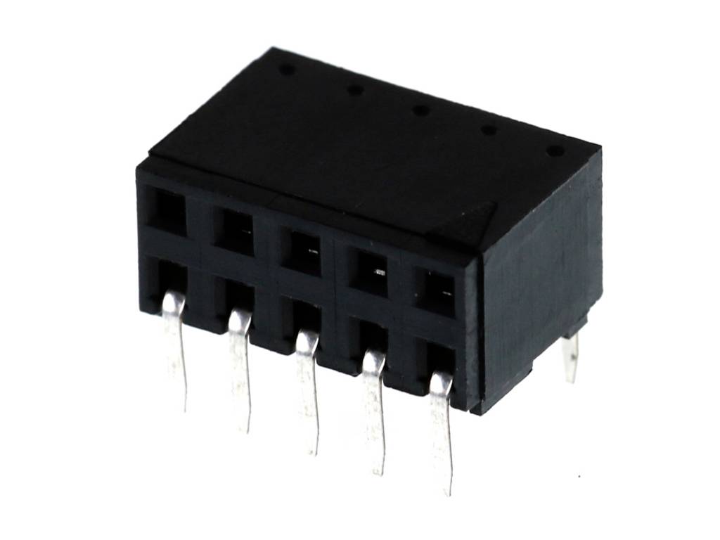 Čierny elektronický konektor s viacerými kovovými kolíkmi vyčnievajúcimi z jeho spodnej strany.