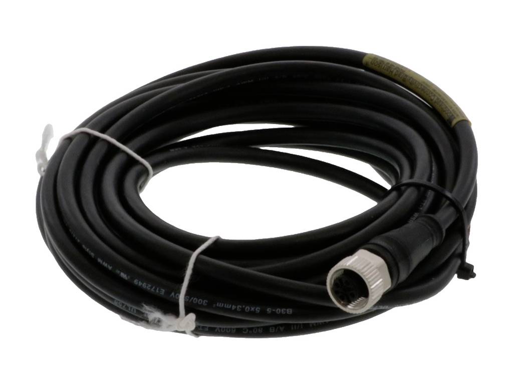 Zvinutý čierny kábel s kovovým konektorom na jednom konci. Vhodný pre elektronické prepojenia.