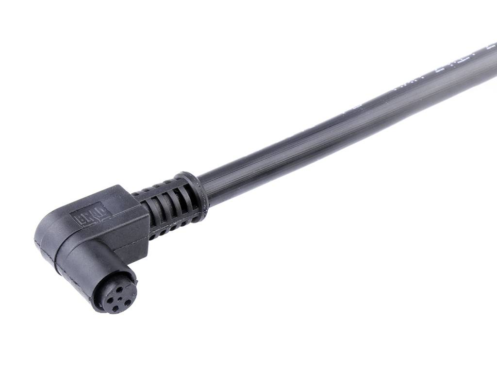 Čierny, obdĺžnikový elektrický kábel s ohnutou zástrčkou na konci.