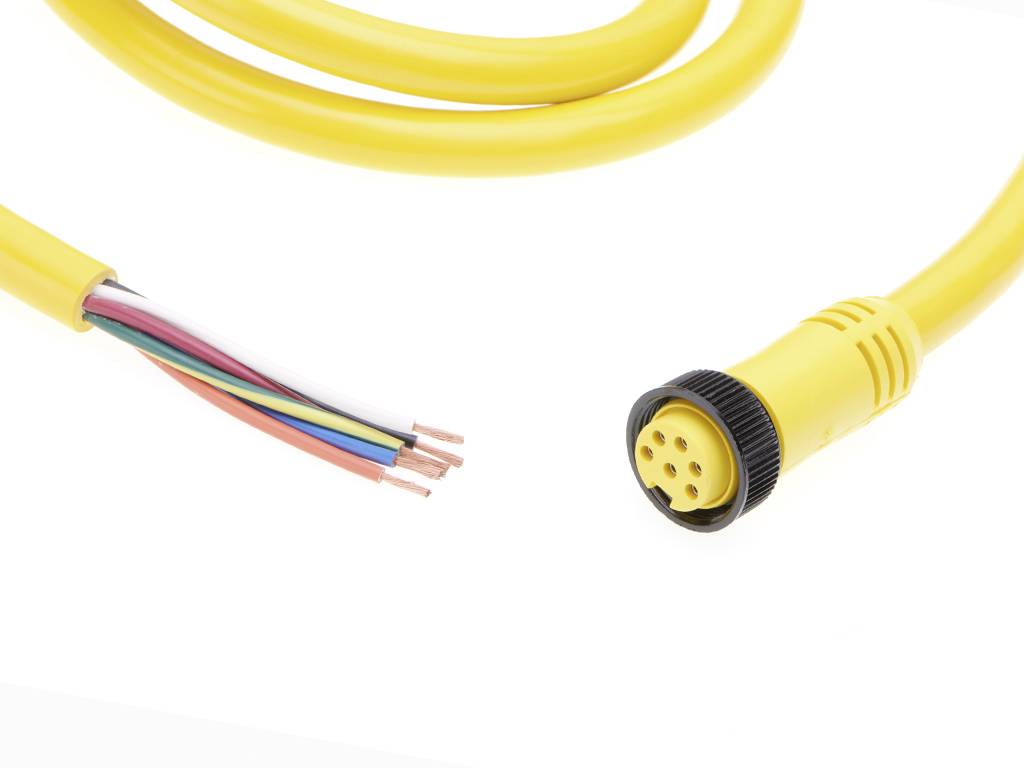 Žltý kábel s viacerými vodičmi, končiaci okrúhlym, viacpólovým konektorom na bielom pozadí, demonštruje elektronické zapojenie.