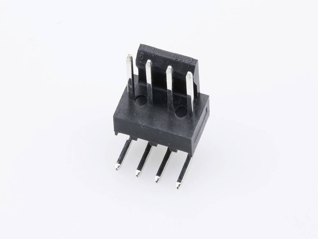 Čierny šesťpólový konektor s kovovými pinmi je zobrazený na neutrálnom povrchu, pravdepodobne určený pre elektronické účely.