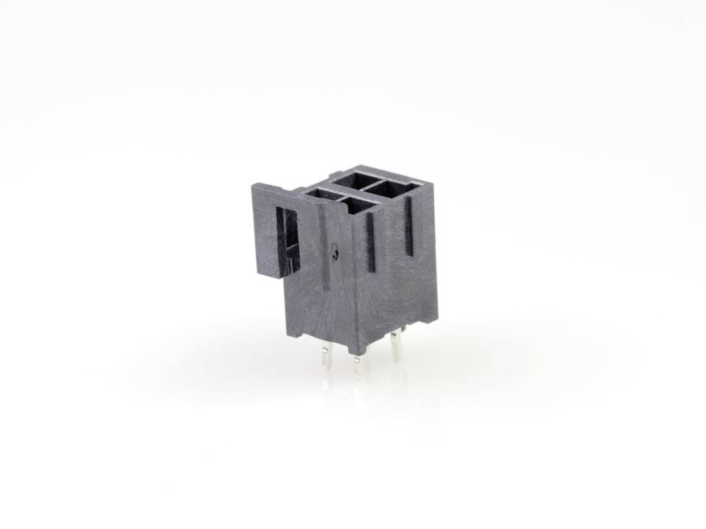 Čierny elektronický konektor s viacerými portmi a kolíkmi, samostatne stojaci pred bielym pozadím.