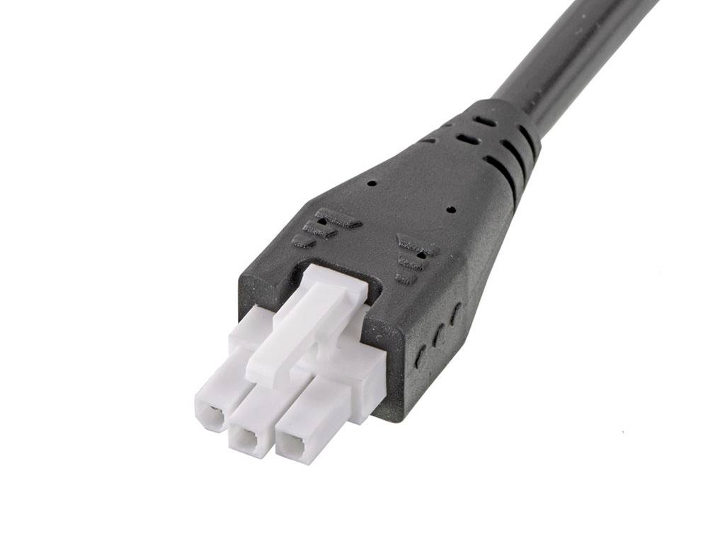 Čiernobiely elektrický kábel s bielou trojpólovou zástrčkou na konci, izolovaný na bielom pozadí.