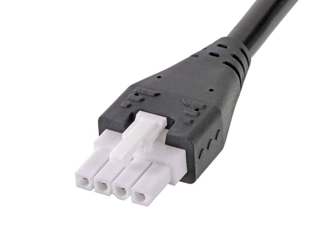 Čierny napájací kábel so štvorcestnou zástrčkou. Vhodný pre elektronické zariadenia.