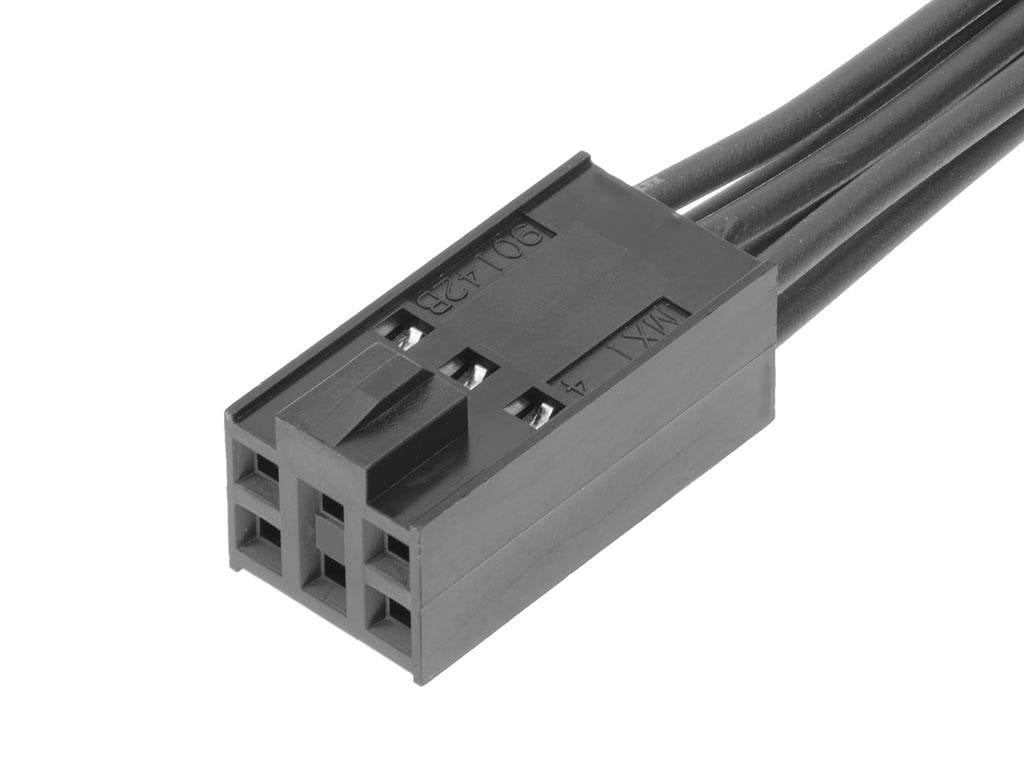Počítačový elektrický konektor so šiestimi otvormi a štyrmi vodičmi v hornej pravej časti, používaný pre hardvérové pripojenia.