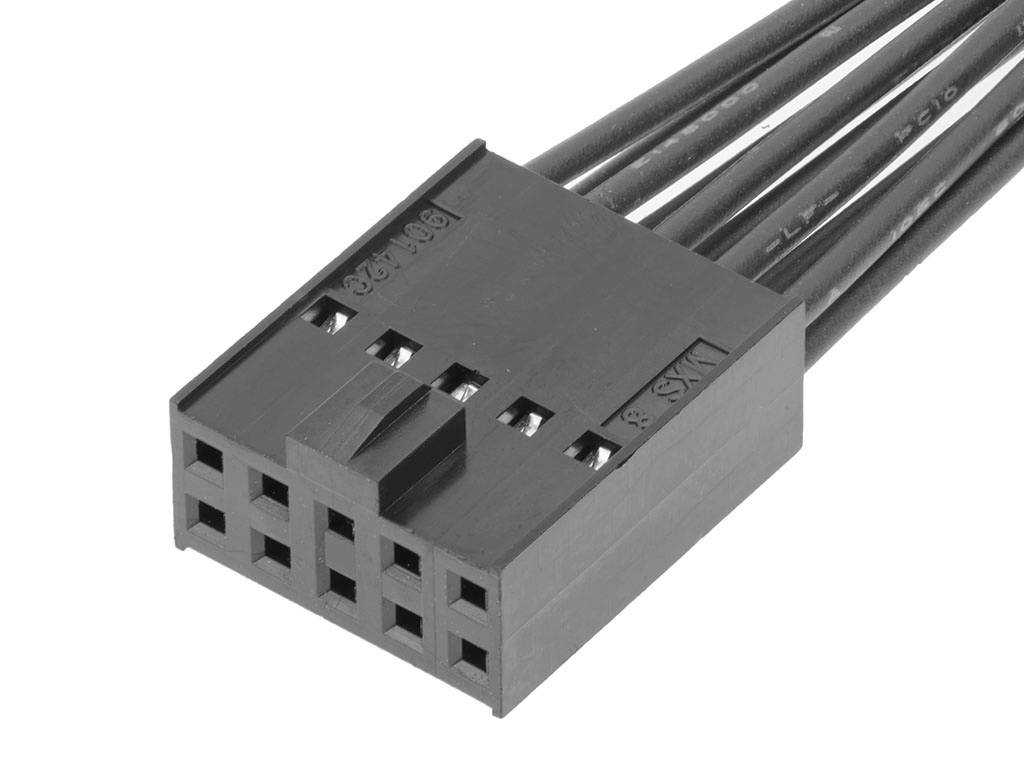 Detailný záber čierneho elektrického konektora s desiatimi štvorcovými otvormi a pripevnenými káblami.
