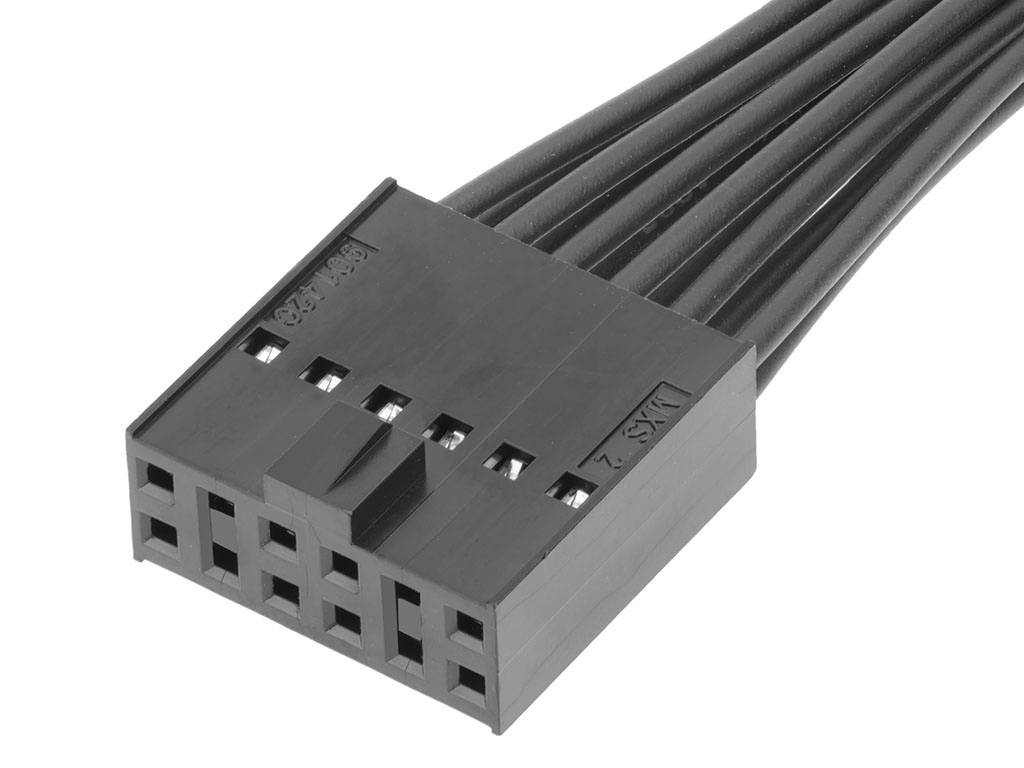 10-kolíkový čierny konektor s káblami, ktorý umožňuje prepojenie medzi elektronickými komponentmi.