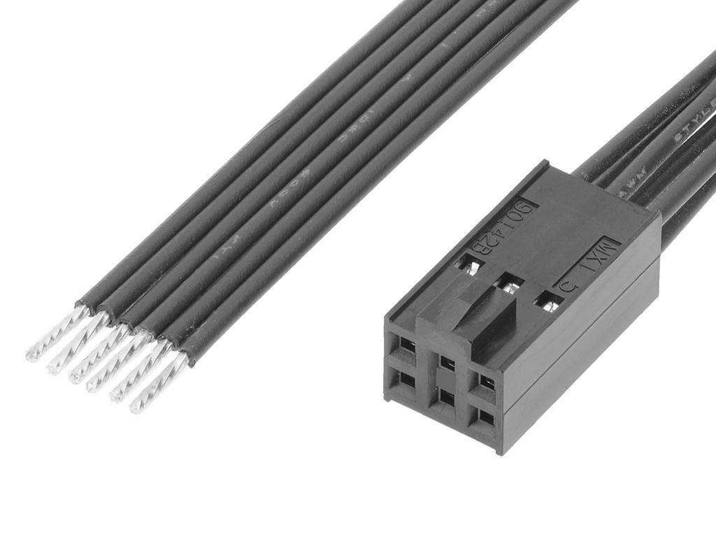 Čierny 6-kolíkový konektor s odhaleným koncom kábla. Vhodný pre použitie v elektronických zariadeniach alebo obvodoch.