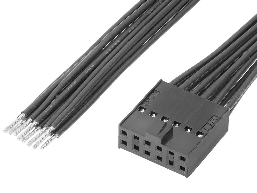 Čierny viacpólový elektrický konektor s odizolenými koncami kábla. Vhodný pre elektronické zariadenia a elektrické prepojenia.