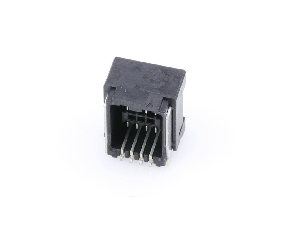 Čierna RJ45 zásuvka s viacerými kovovými kontaktmi, pohľad spredu; používaná na ethernetové pripojenie v sieťach.