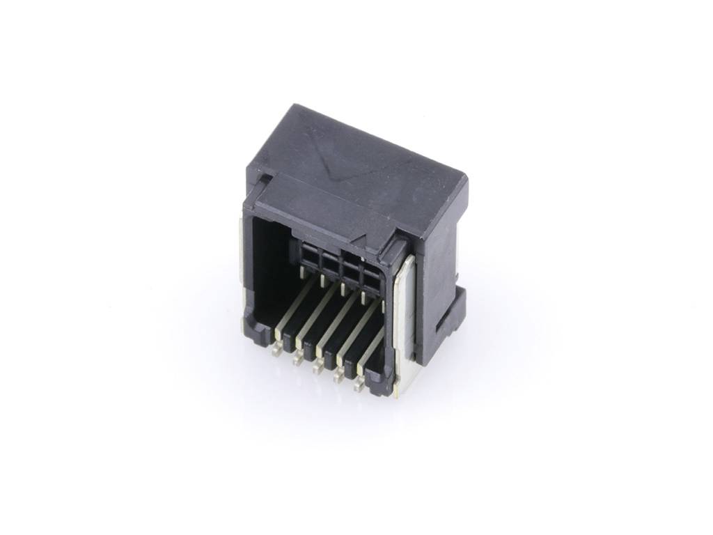 Čierny sieťový konektor RJ45, typický pre ethernetové káblové pripojenia, na bielom pozadí.