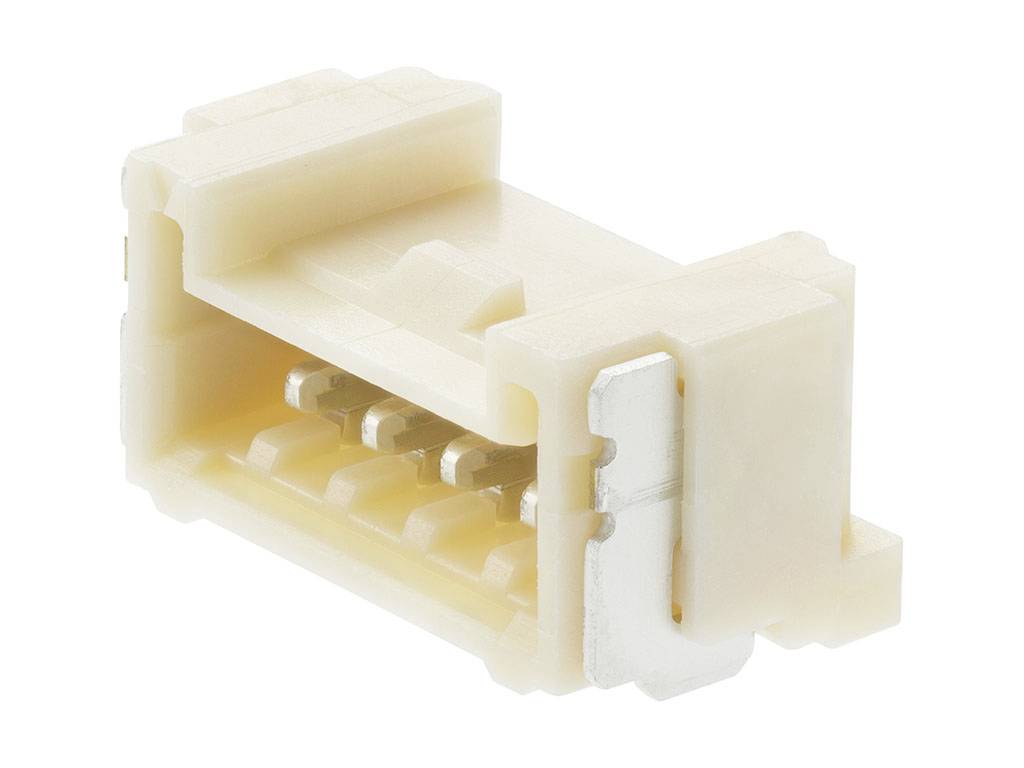 Biely konektor s viacerými kovovými pinmi, vhodný pre elektronické prepojenia, pred bielym pozadím.
