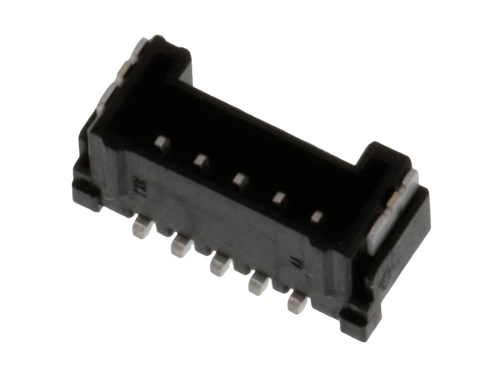 Čierny elektrický konektor s kovovými kontaktmi, obdĺžnikového tvaru, určený na prepojenie elektronických komponentov.