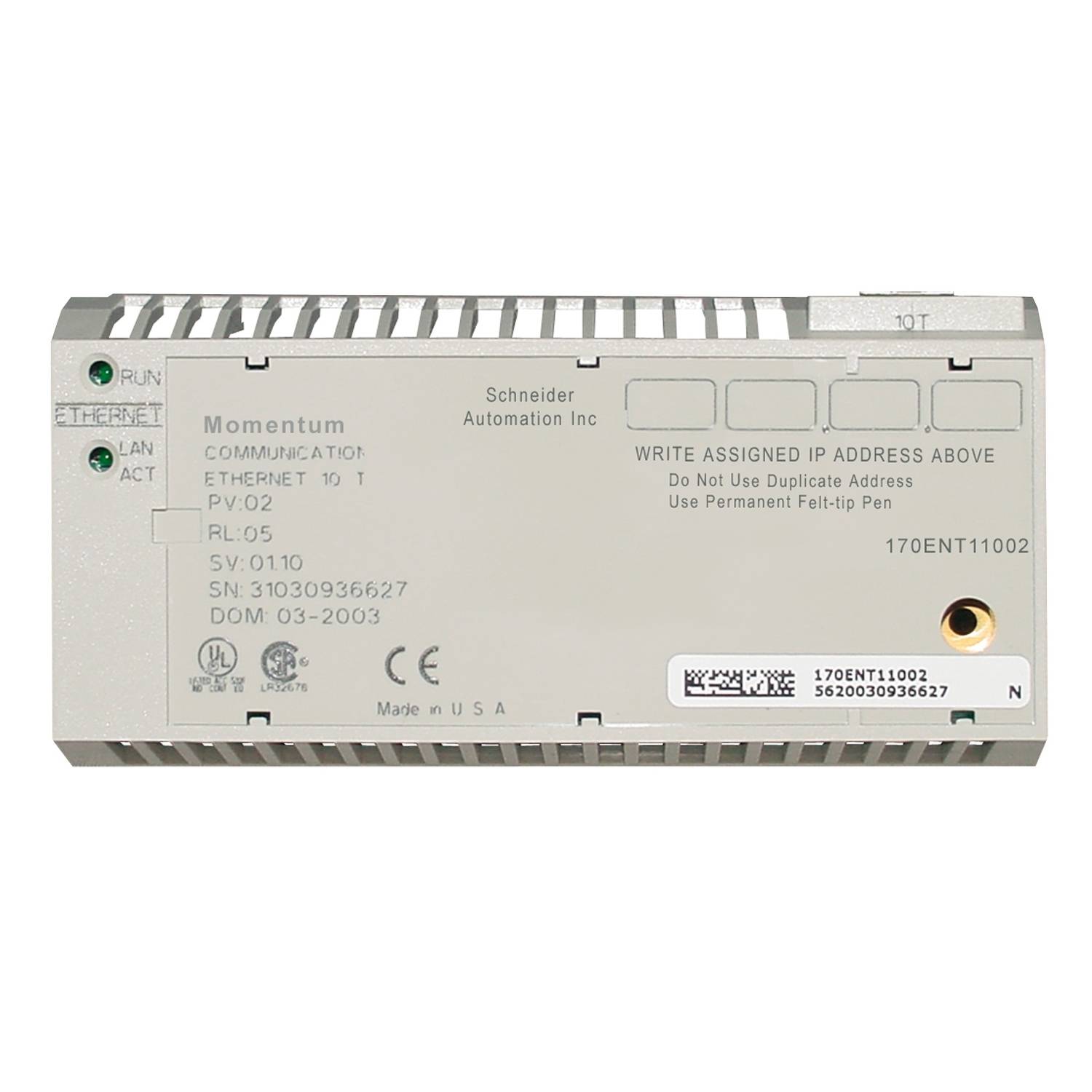 Zadná strana elektronického zariadenia so štítkami pre ethernetové pripojenia a priradenie IP adresy, výrobcom je Schneider Automation Inc.