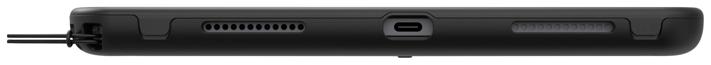 Čierna konzola pohľadená z boku, zobrazujúca vetrácie štrbiny a USB-C port v strede. Kábel zapojený vľavo.
