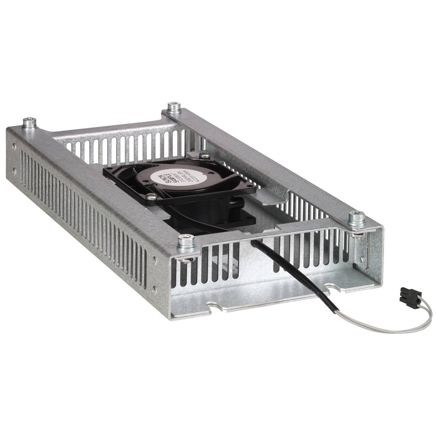 Kovový kryt s integrovaným ventilátorom, káble viditeľné na pravej strane, určený na vetranie alebo chladenie technických zariadení.