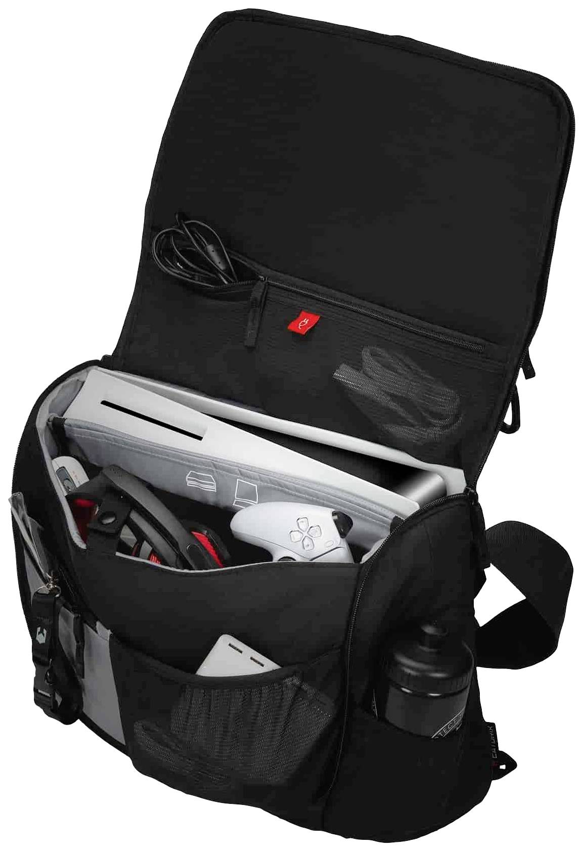 Otvorená čierna taška s elektronikou: laptop, herný ovládač, káble a tablet. Bočná taška s fľašou na vodu.