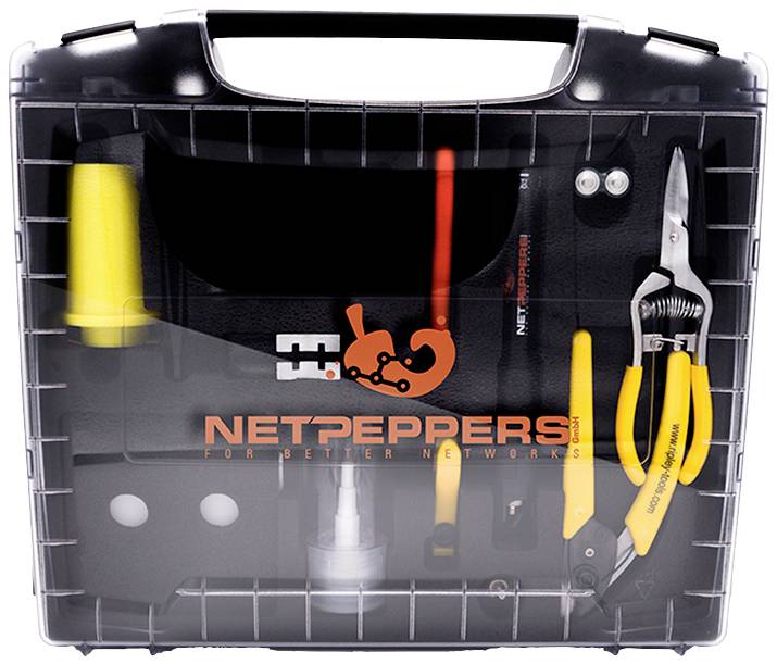 Čierny kufrík na náradie s priehľadným vekom, vnútri viditeľné žlté nástroje. Nápis: 'Netpeppers – Pre lepšie siete'.