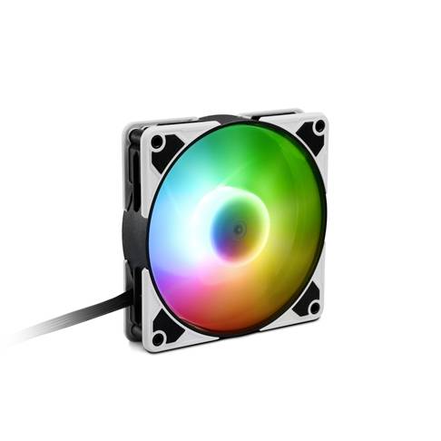 Štvorcový počítačový ventilátor s osvetlenými RGB LED diódami, ktoré svietia v spektre farieb od zelenej po červenú, na bielom pozadí.