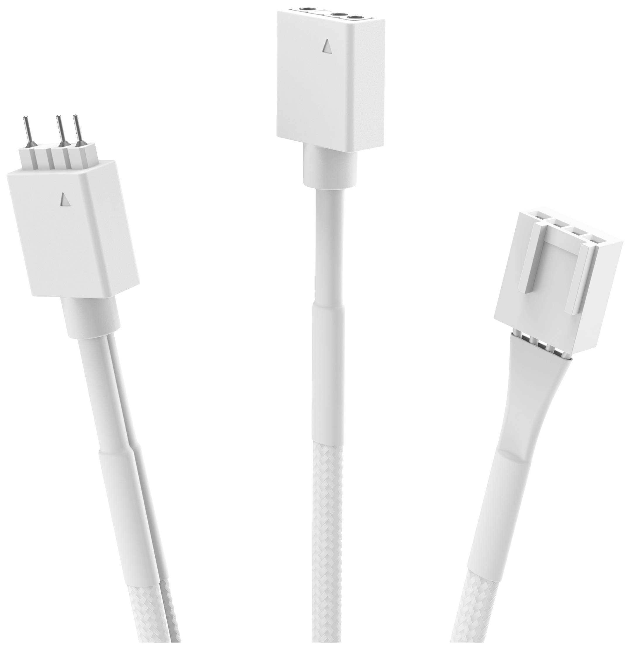 Tri biele konektory s káblami pre elektronické zariadenia, zobrazujúce makrozáber ich dizajnu a pripájacích pinov.