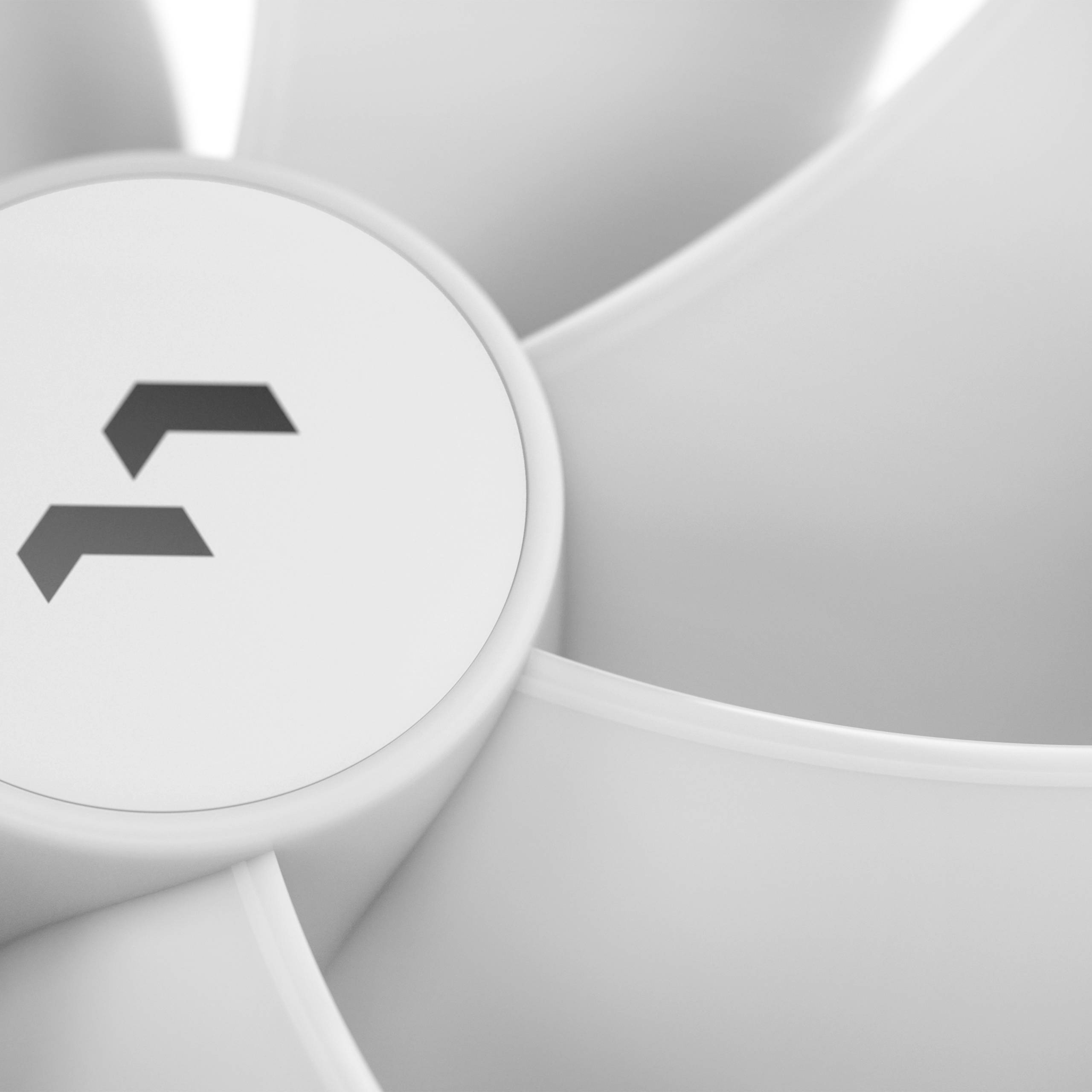 Detailný záber bieleho ventilátora s moderným dizajnom, zameraný na stredovú časť s grafickým logom.