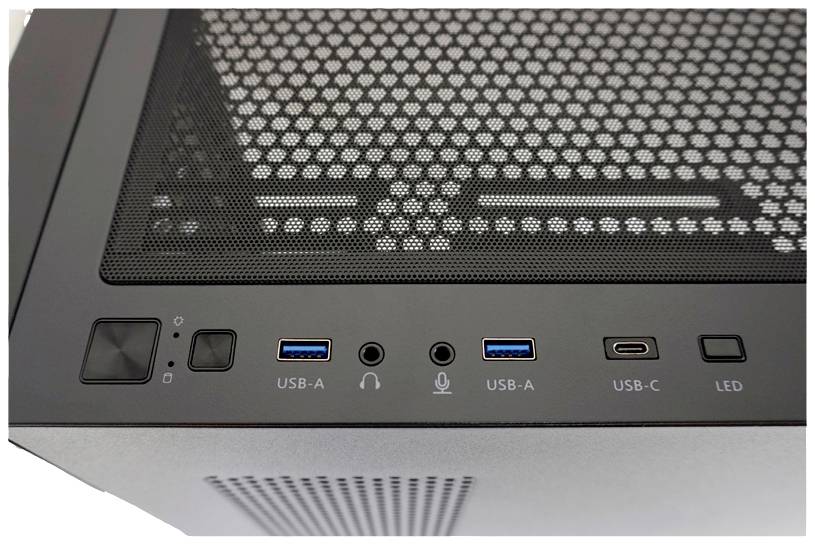 Horná strana počítačovej skrine s dvoma USB-A a jedným USB-C portom, konektormi pre slúchadlá a mikrofón, LED prepínačom.