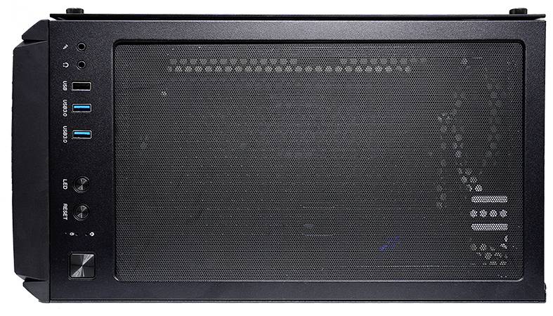 Počítačová skrinka pohľadom zhora, zobrazujúca vetracie mriežky, dva USB porty, audio konektory a tlačidlo napájania na ľavej strane.