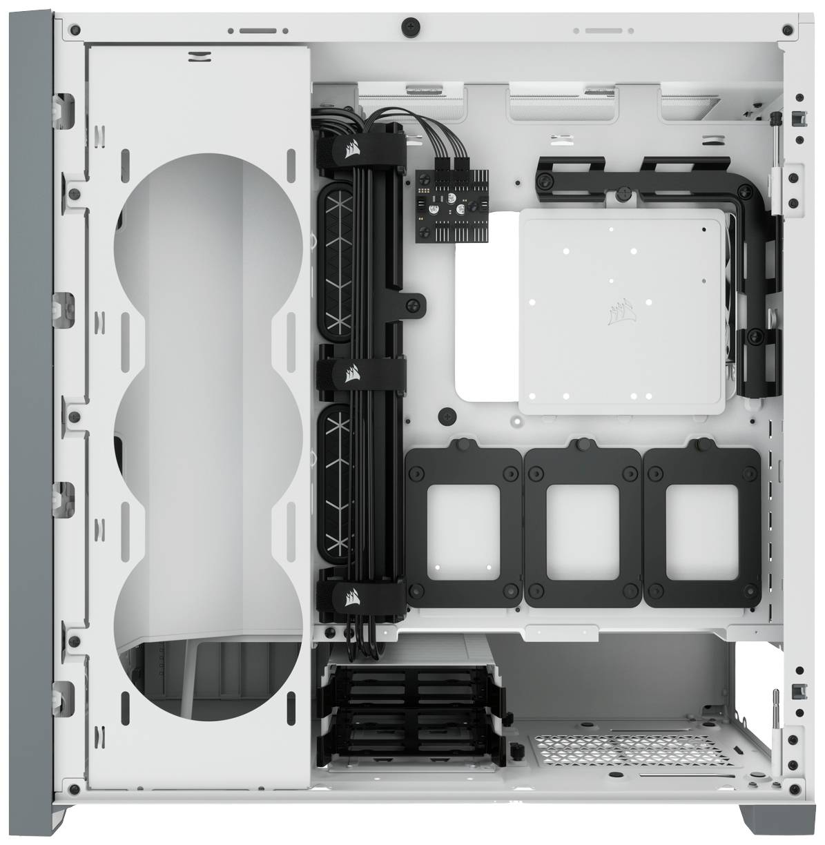 Prázdny PC kryt s viacerými úchytmi pre pevné disky a ventilátory. Priestor pre základnú dosku, manažment káblov a vetracie otvory.