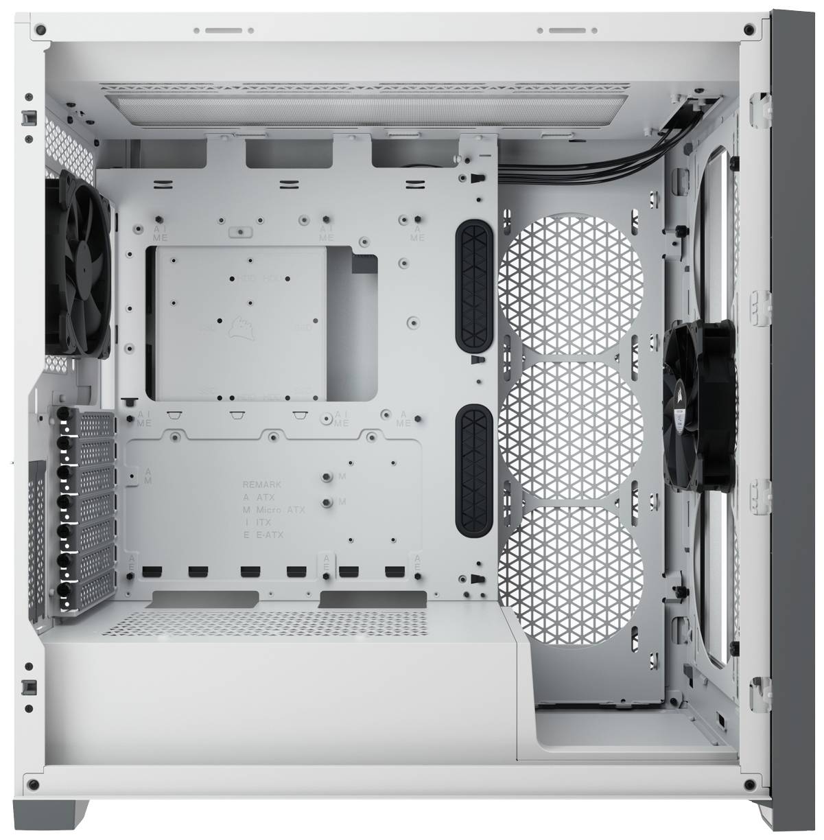 Prázdny PC kryt s viditeľným montážnym rámom základnej dosky a miestami pre ventilátory na zadnej a pravej strane. Ventilačné mriežky sú zreteľne viditeľné.