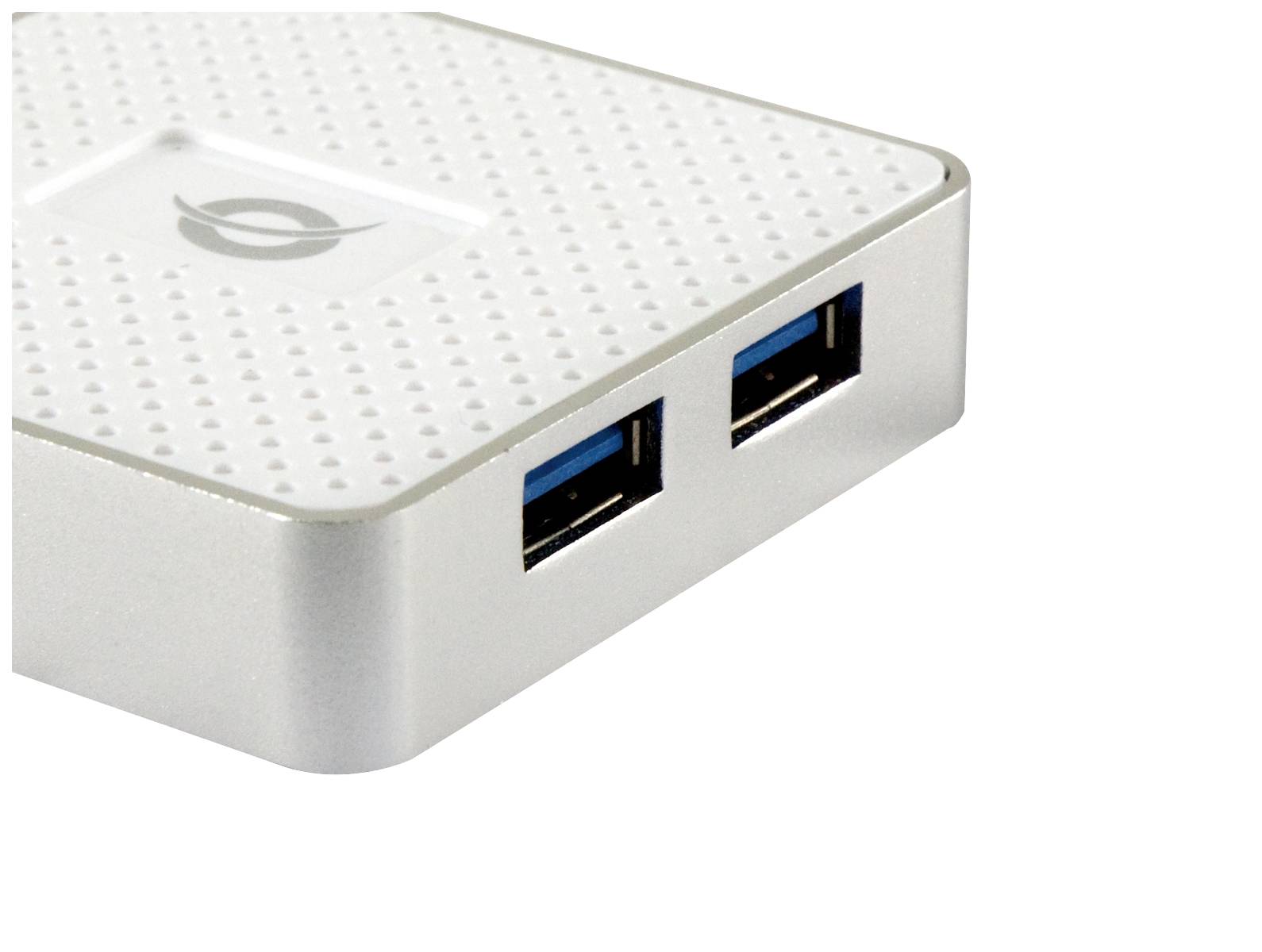 Externý pevný disk s dvoma USB portami, strieborné šasi, leží na bielom pozadí.